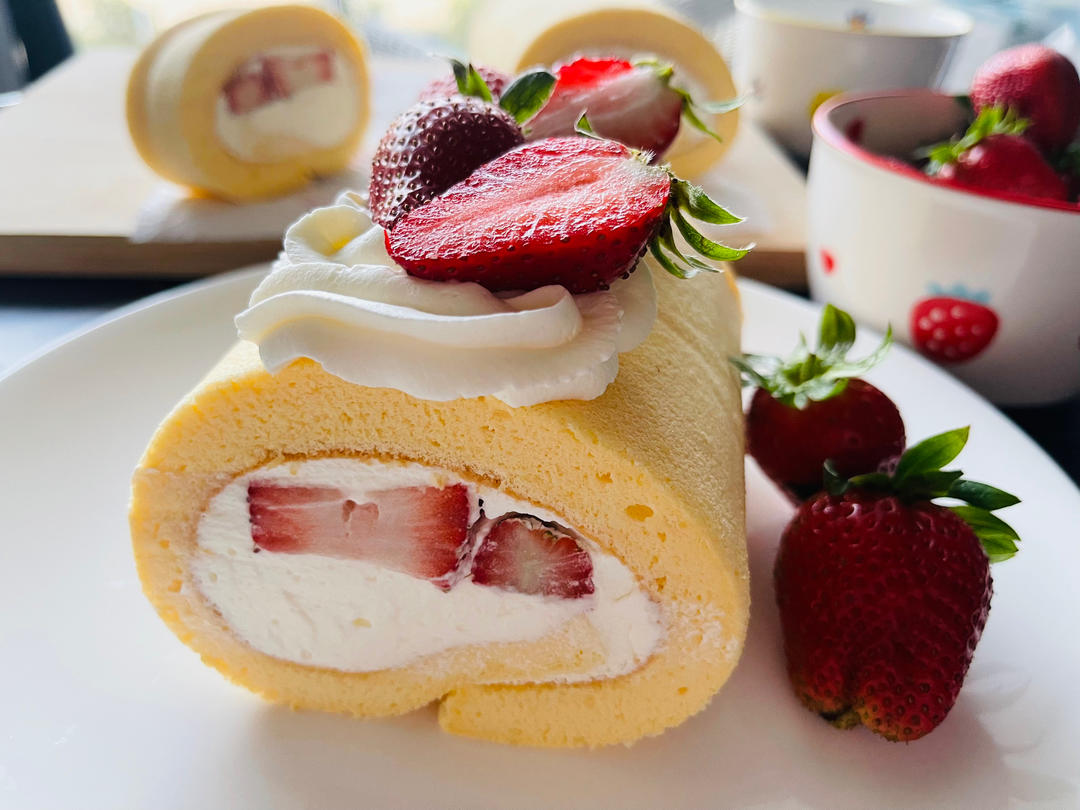 展示切片后的草莓奶油瑞士卷成品,奶油与草莓层次分明,色泽诱人 草莓奶油瑞士卷成品展示