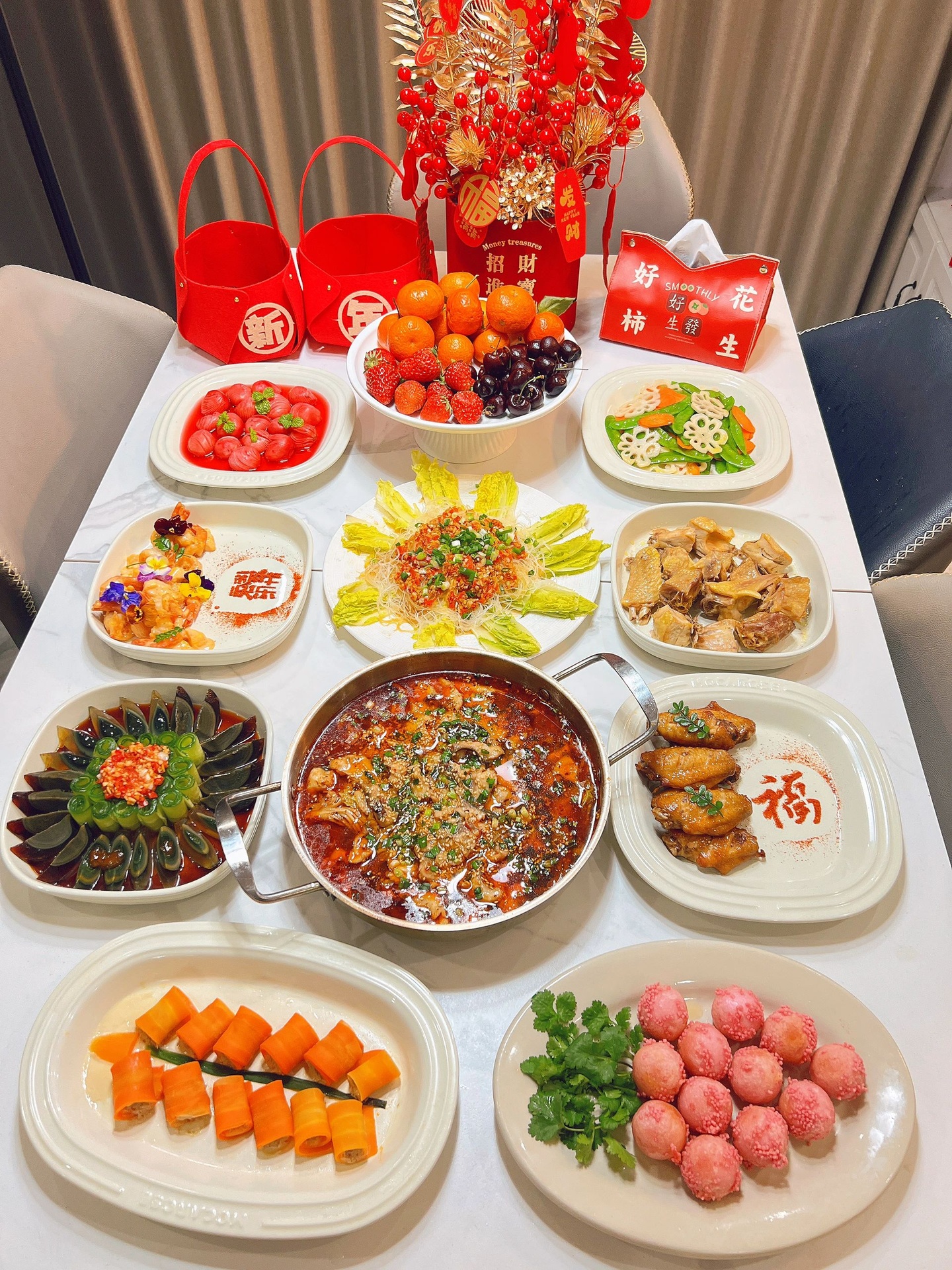 春节期间,一家人围坐在餐桌前,共同享用一碗热气腾腾的姜汤面,桌上摆放着红色装饰和春节贺卡 姜汤面与传统节日的结合