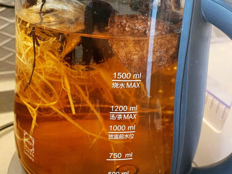黄芪红枣水传统砂锅煎煮过程