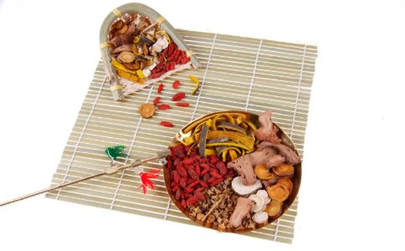 场景图:专业中医师在社区卫生服务中心操作示范,棉布袋清晰可见花椒与粗盐颗粒混合状态,患者膝关节位置准确,环境整洁安全 中医师指导患者将温热的花椒粗盐混合物装入双层棉布袋,准备敷于膝关节外侧