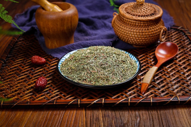 中国传统中药炮制文化场景插画,细致呈现明代风格药房环境,突出酒炙工艺核心元素:黄酒容器、湿润药材、手工翻炒动作及‘酒炙’标识,体现非遗技艺传承 古代中药炮制场景复原图:木质药碾旁置陶制酒坛与竹匾,药师正用竹铲翻动酒润后的黄芩片,背景为古朴药房木架,悬挂“酒炙黄芩”手写药签