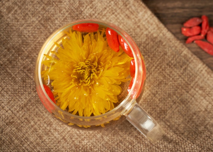 菊花枸杞决明子茶冲泡后的效果图,茶汤清澈,原料浮沉有致 菊花枸杞决明子茶冲泡效果图