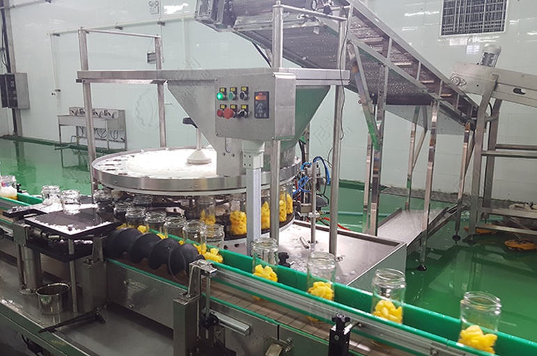 一间现代化食品加工厂内景,不锈钢发酵罐排列整齐,工人正在操作控制系统,传送带上输送着切块的金黄色凤梨果肉,墙上标有‘菠萝酒生产线’字样,体现规模化、标准化生产场景 现代化菠萝酒酿造车间