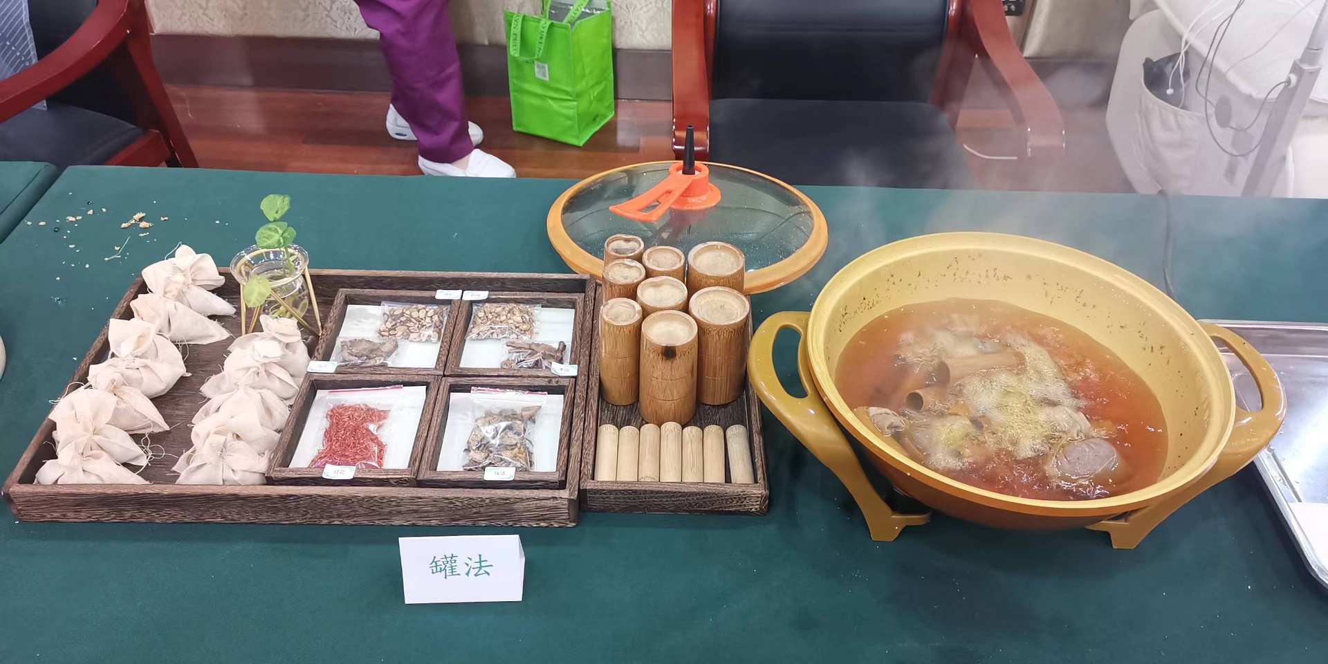 拔火罐后女性坐在床上喝水休息