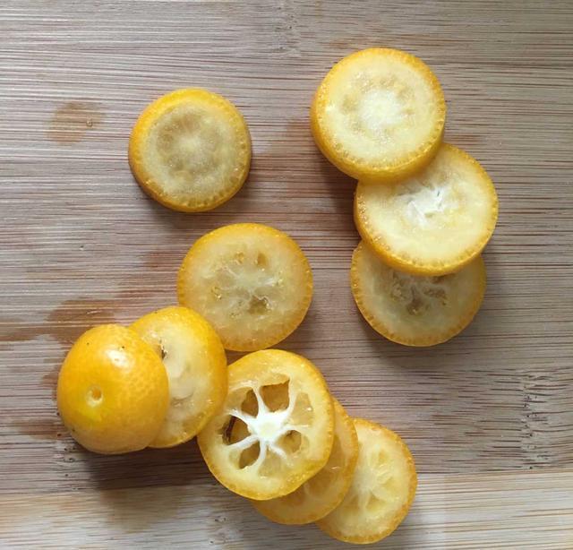 金桔清洗与切片过程