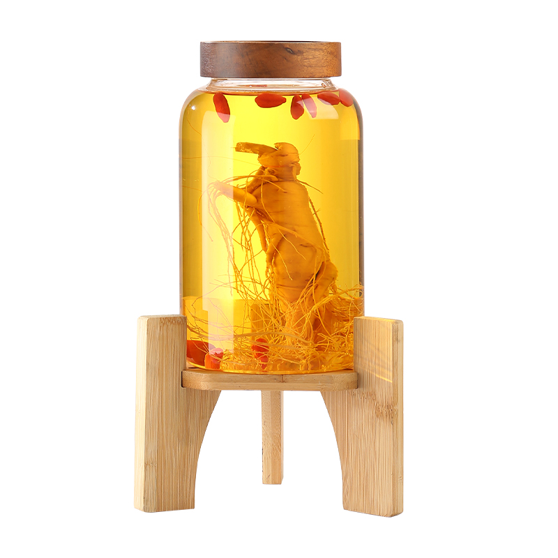 人参酒成品展示与饮用场景