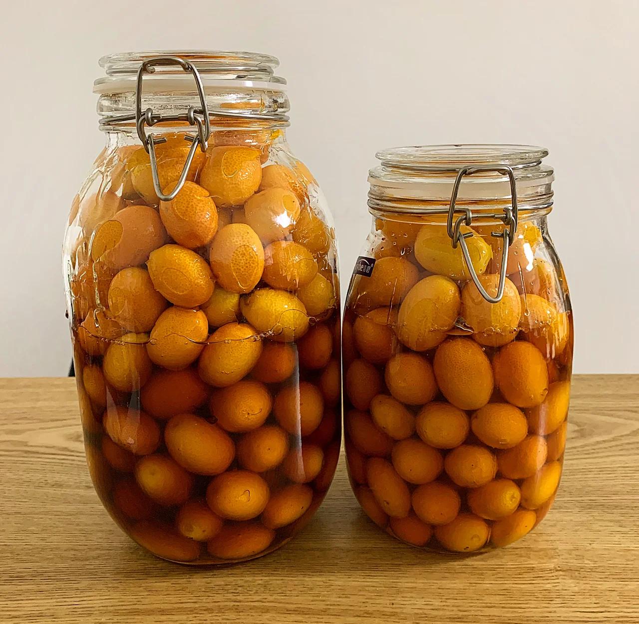 玻璃罐中盛放的深琥珀色金桔膏成品展示