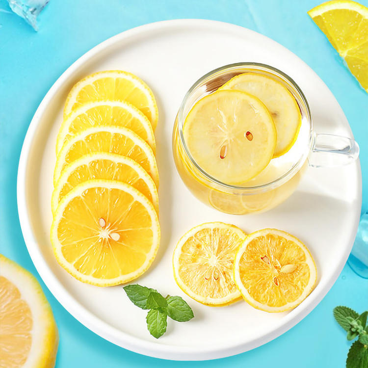 车内出风口悬挂柠檬片的特写镜头