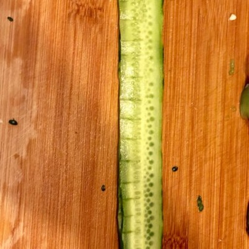 家庭厨房中切好的长短黄瓜摆盘对比