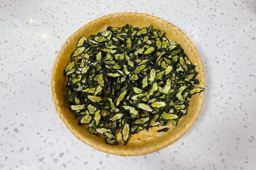 苦瓜切片与日晒过程实景图