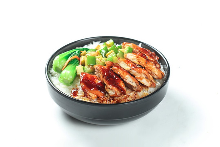 白色瓷盘中盛放着切片的鸡腿照烧,酱色红亮,肉质细嫩多汁,周围环绕着翠绿西兰花和金黄胡萝卜,下方是一碗热气腾腾的白米饭,整体构图温馨诱人 鸡腿照烧成品摆盘