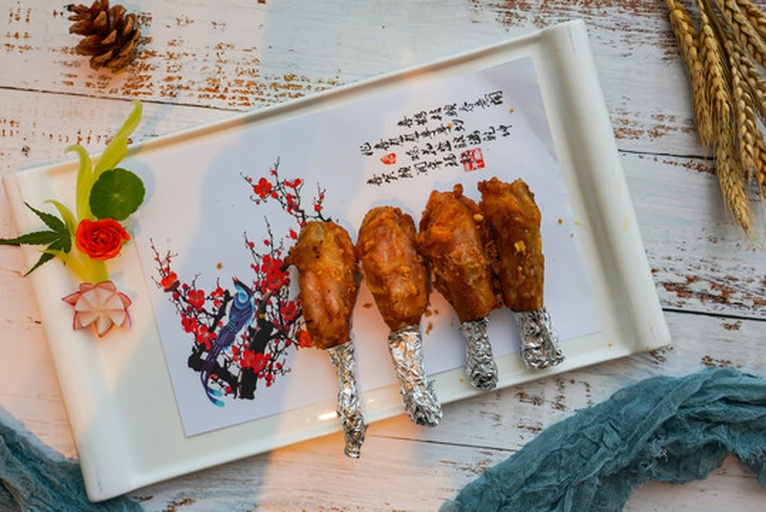 成品潮汕鸡腿摆盘图，鸡腿块整齐排列，表面油亮红润，点缀葱绿，背景为潮汕风格陶瓷餐具与竹筷