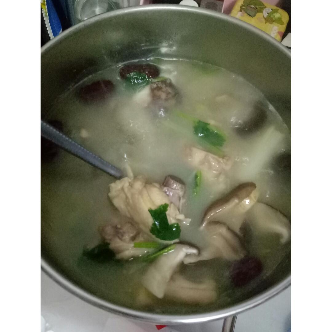 一碗热气腾腾的松蘑松花菜炖鸡汤,汤色清亮微黄,可见整朵松蘑漂浮其中,松花菜花球完整,搭配红枣与枸杞点缀,盛于白色瓷碗中,背景为木纹餐桌,营造温馨养生氛围 松蘑松花菜炖鸡汤成品图
