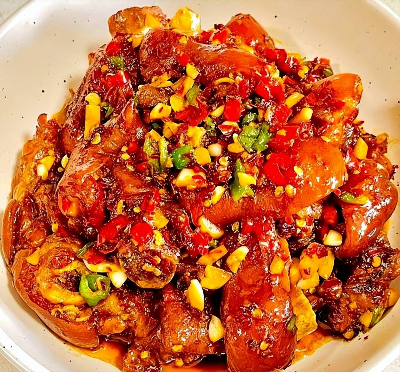 青豌豆炖猪蹄核心食材全景图,突出鲜青豌豆荚的翠绿饱满与猪蹄块的洁净厚实,香料清晰可见 青豌豆炖猪蹄食材准备图:左侧竹筐盛满翠绿饱满的鲜青豌豆荚,右侧不锈钢盆中为处理干净的猪蹄块,背景有姜片、葱段、八角、香叶等香料整齐摆放