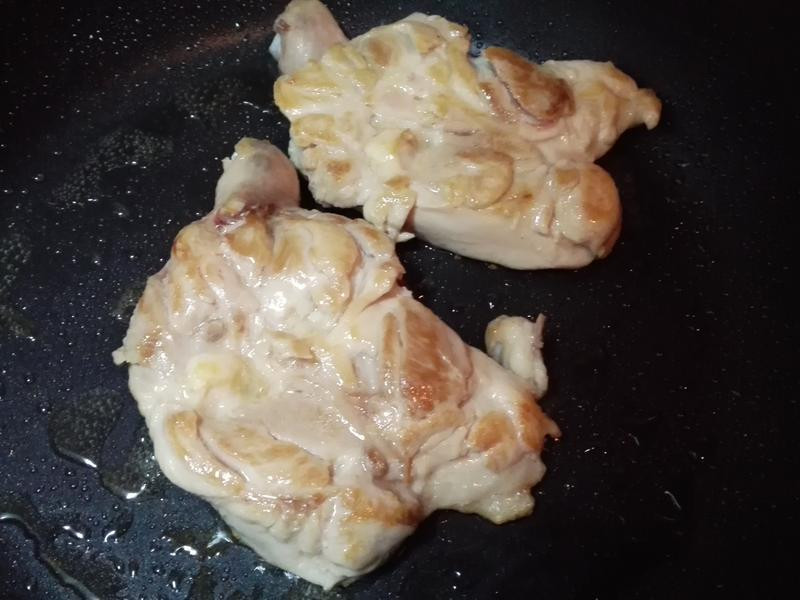 鸡腿煎制定型过程