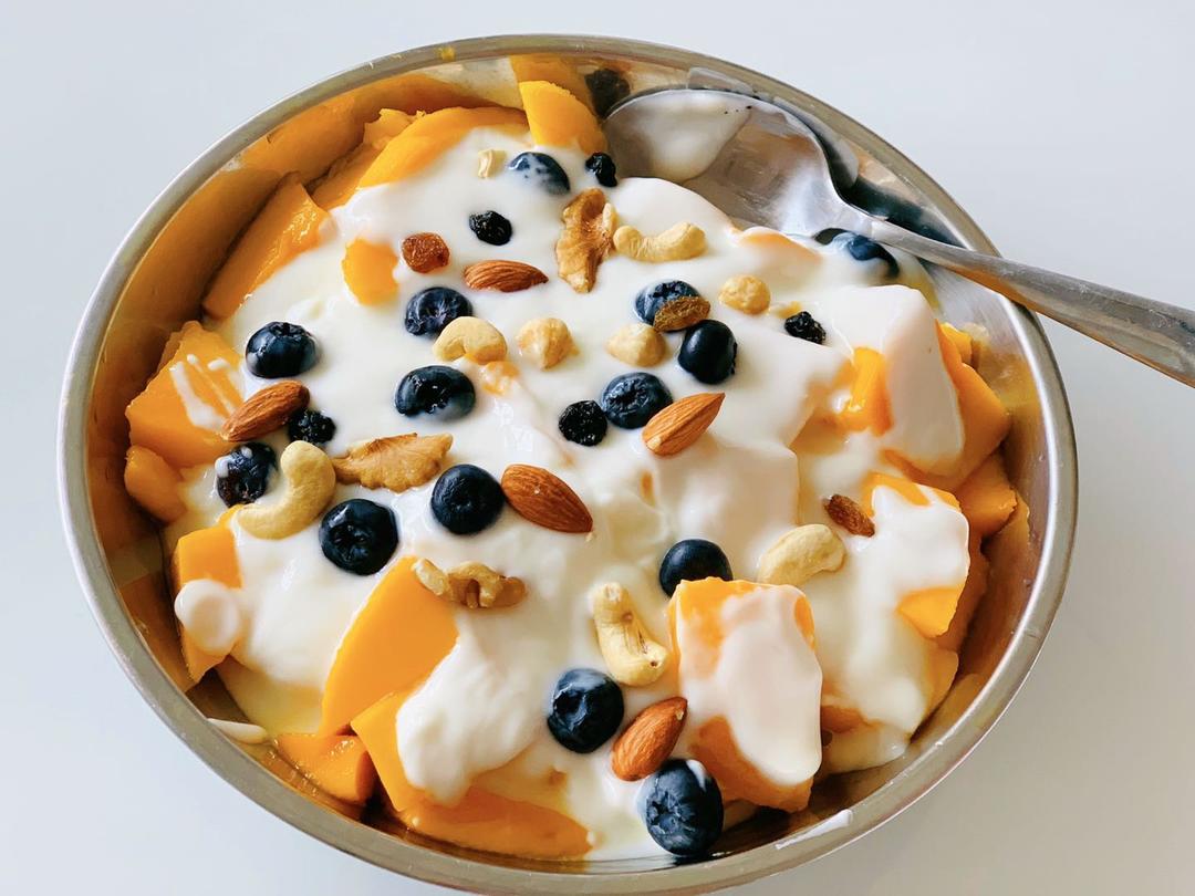 凯特芒制作的水果酸奶碗摆拍