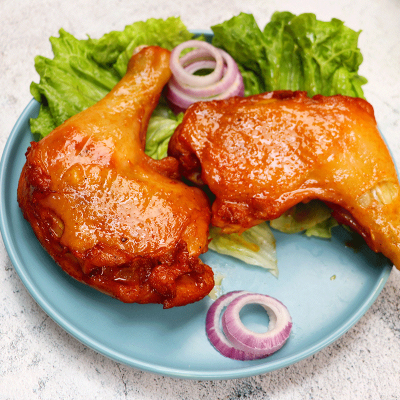 烤制完成的鸡腿与大葱摆盘