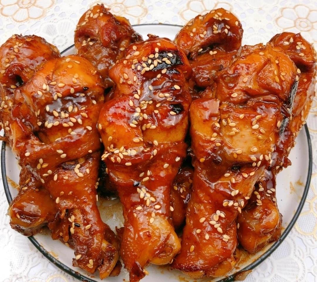 高清俯拍:切开的照烧鸡腿堡横截面,清晰展现四层结构——金黄酥脆鸡皮、粉嫩多汁鸡腿肉、透亮琥珀色照烧酱、雪白冰镇大葱丝,芝麻点缀其间,背景为木质餐板与玄米茶杯 照烧鸡腿堡完整组装特写