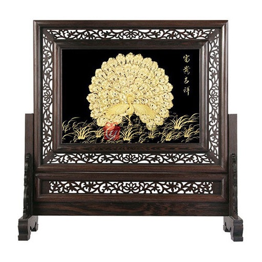 一件手工雕刻的非洲金花梨中式屏风,展示其复杂的云纹与龙凤图案,木材表面呈现深红底色与金色条纹交相辉映的效果,雕刻线条流畅,细节清晰,背景为展厅内暖光照明环境 非洲金花梨雕刻屏风细节展示