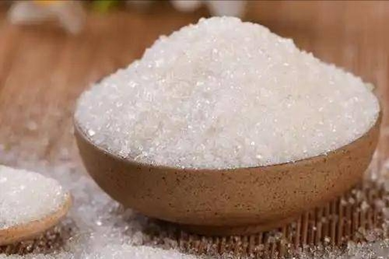 特写镜头展示熬糖过程中的细密气泡,筷子蘸取糖液呈现透明拉丝状,体现理想状态 锅中正在熬制金黄色糖浆,气泡细腻均匀,手持筷子测试拉丝效果