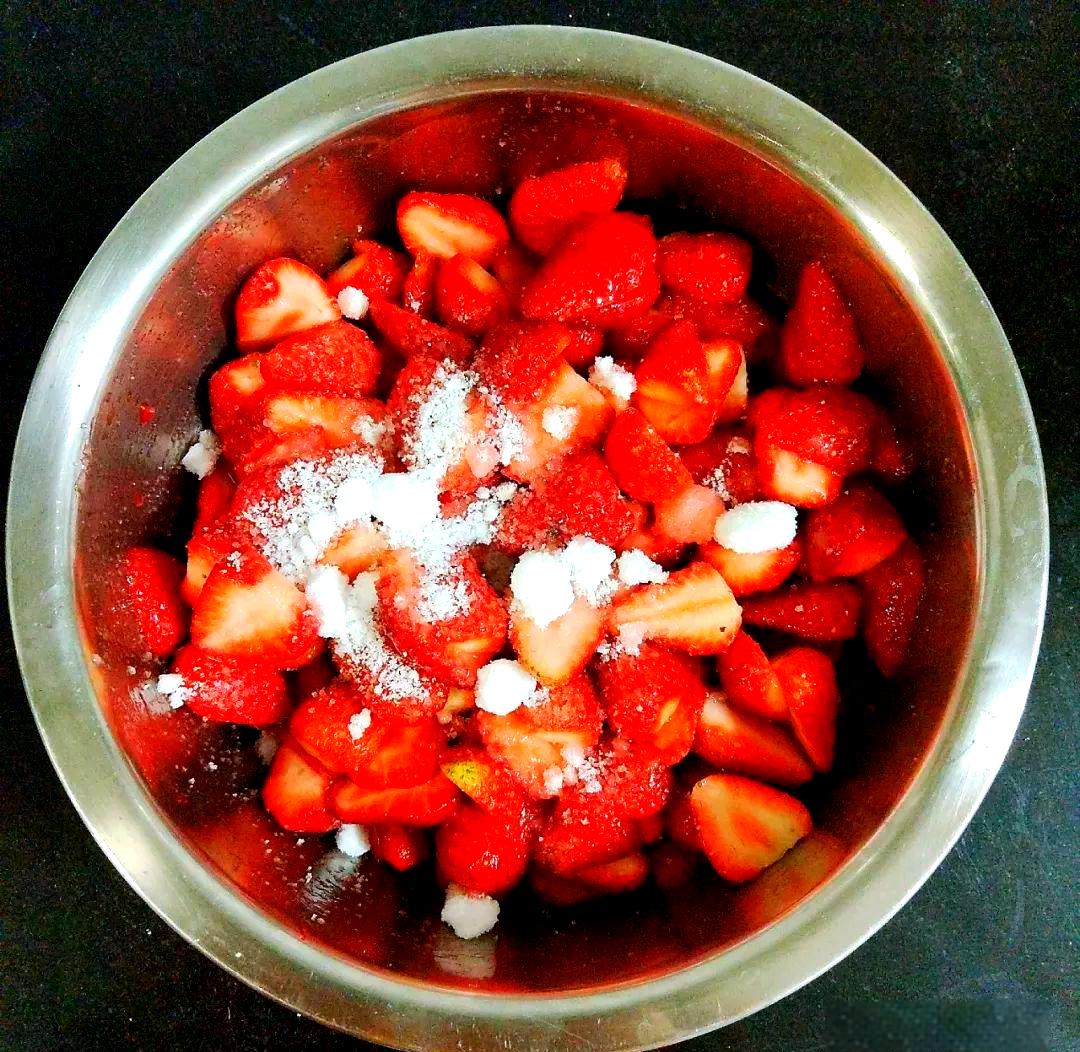 百利草莓奶油酒酿圆子成品图