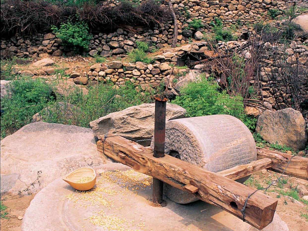 传统磨盘在乡村博物馆中展示