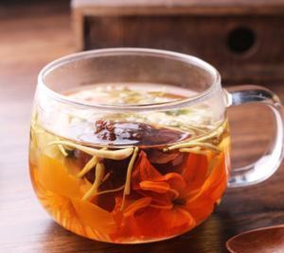 成品奶油草莓茶饮品展示