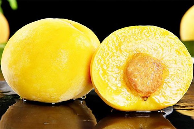 切开的水蜜桃特写图