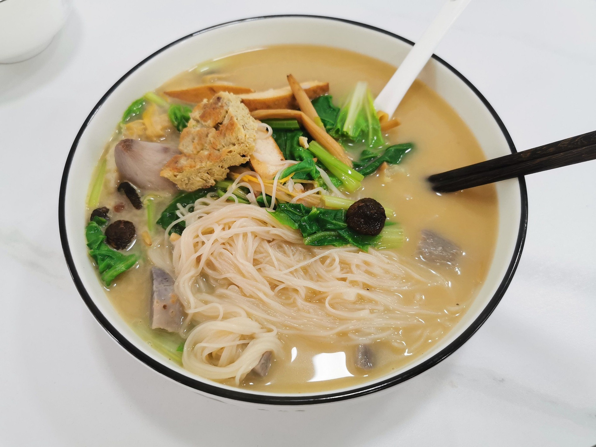俯拍高清拼盘:左上为素高汤(清亮见底、飘着豆芽与海带结);中上为香菇滑鸡片(鸡片嫩白、香菇油亮、芡汁莹润);右上为鲍汁扣香菇(整朵饱满、酱色透亮、西兰花翠绿);左中为香菇腊肠焖饭(米粒分明泛油光、腊肠红润、香菇丁嵌入);中下为香菇山药排骨汤(汤色浅褐、山药玉白、排骨酥软);右下为香菇脆片(金黄半透明、边缘微翘、撒浅褐色五香粉) 六种干香菇经典吃法成品拼盘全景图