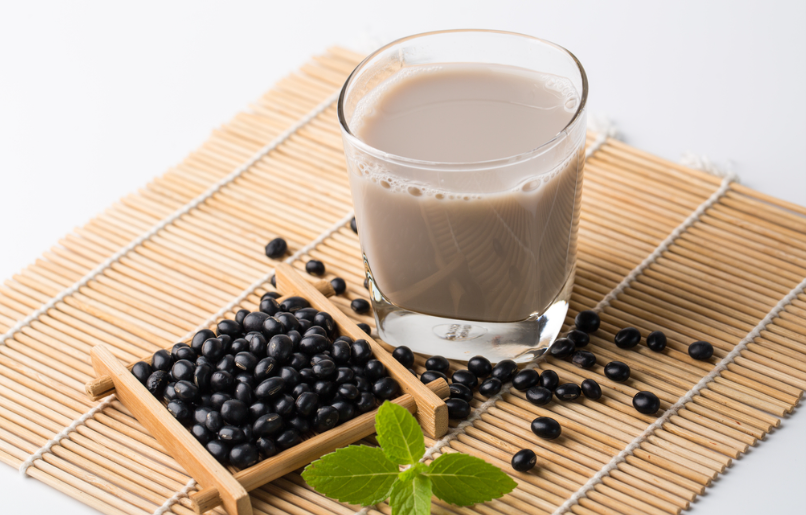 一张模拟的黑豆豆浆营养成分表,包含每100ml的能量、蛋白质、脂肪、碳水化合物、膳食纤维、花青素、异黄酮、钾、铁等具体数值,背景为简约风格白色底板,突出数据可视化 黑豆豆浆营养标签示意图