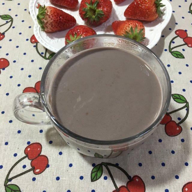 巧克力草莓奶油卷摆盘图