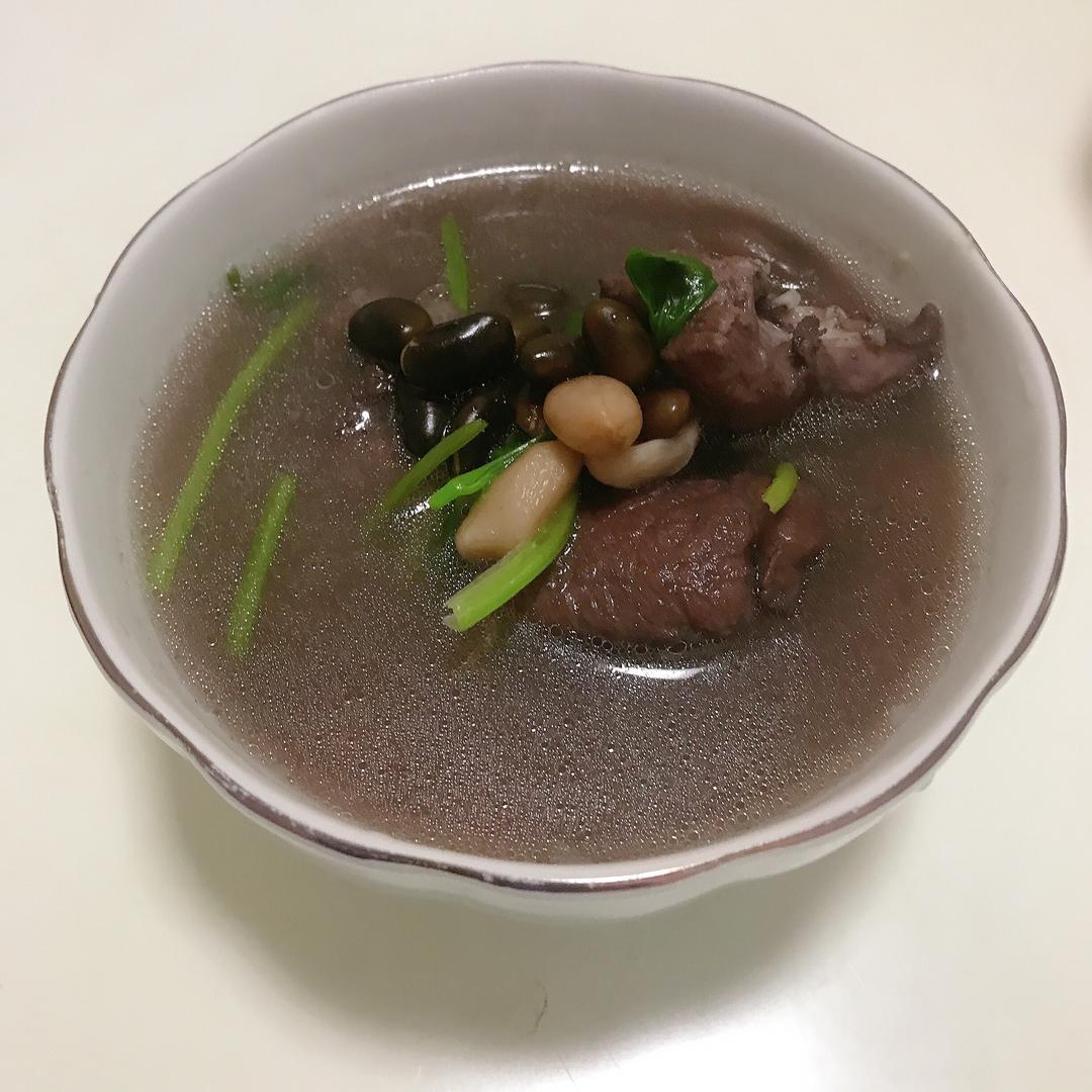鸽子炖黑豆成品图