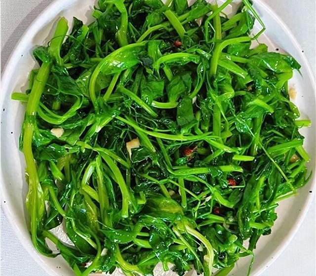 豌豆尖与多种食材组合摆盘