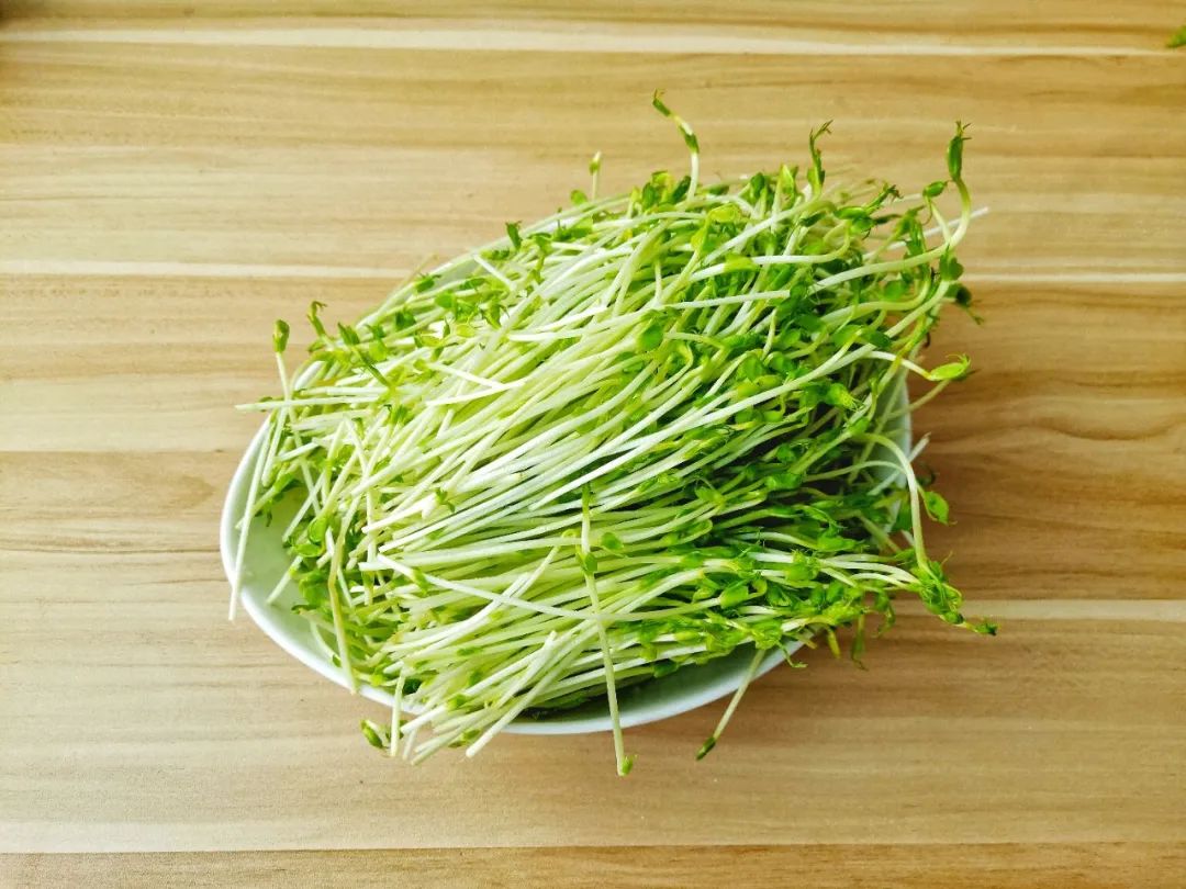 家庭厨房中的豌豆料理场景