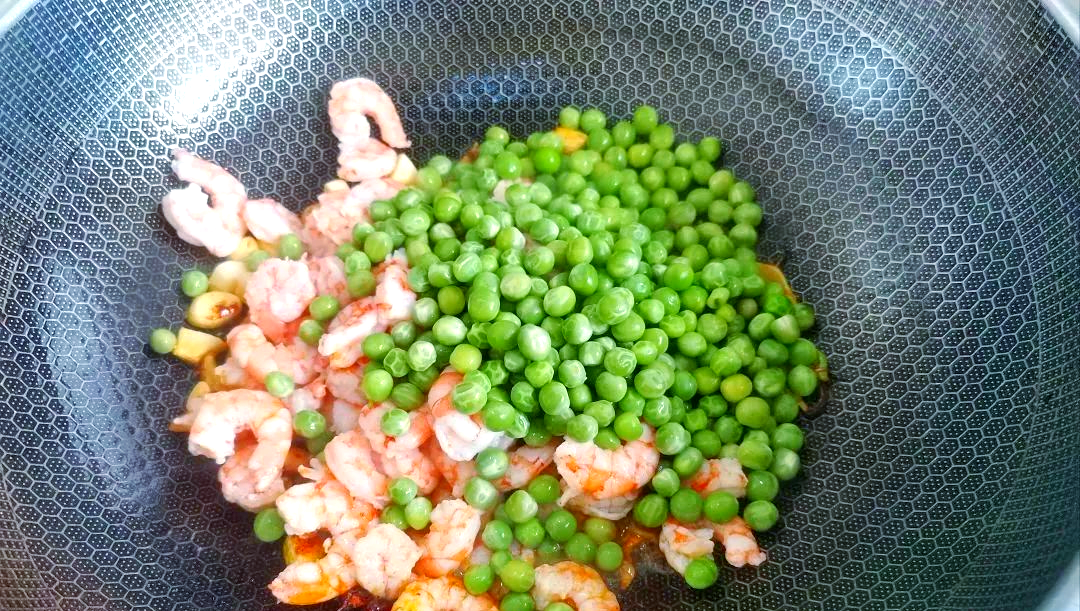虾仁青豌豆翻炒过程