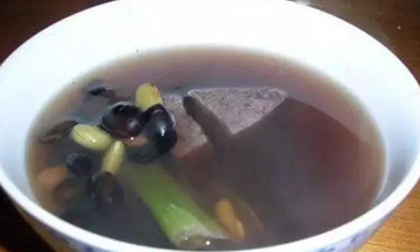 黑豆与当归搭配煮汤的食材展示