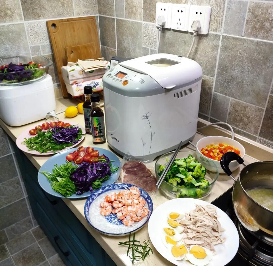 厨房台面上摆放橄榄油烤鸡胸肉、煎牛排、奶油蘑菇汤,每道菜旁撒有现磨黑胡椒,展现其在健康膳食中的实际使用情境 黑胡椒在地中海饮食中的应用场景