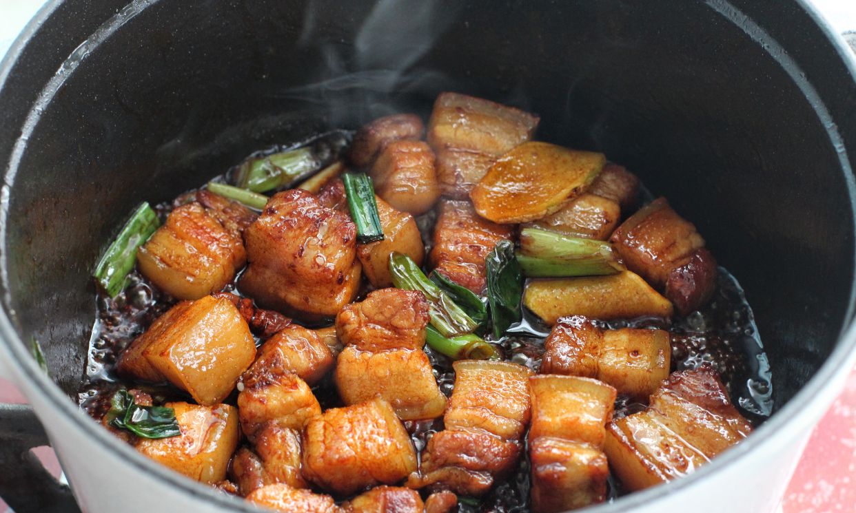 红烧肉炖煮过程图