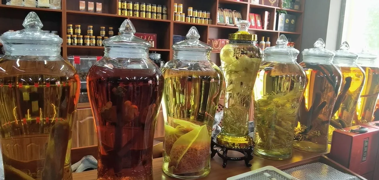 展示装有生姜泡酒的玻璃瓶成品图 生姜泡酒成品展示图