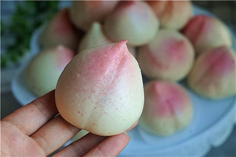 寿桃包手工包制过程特写