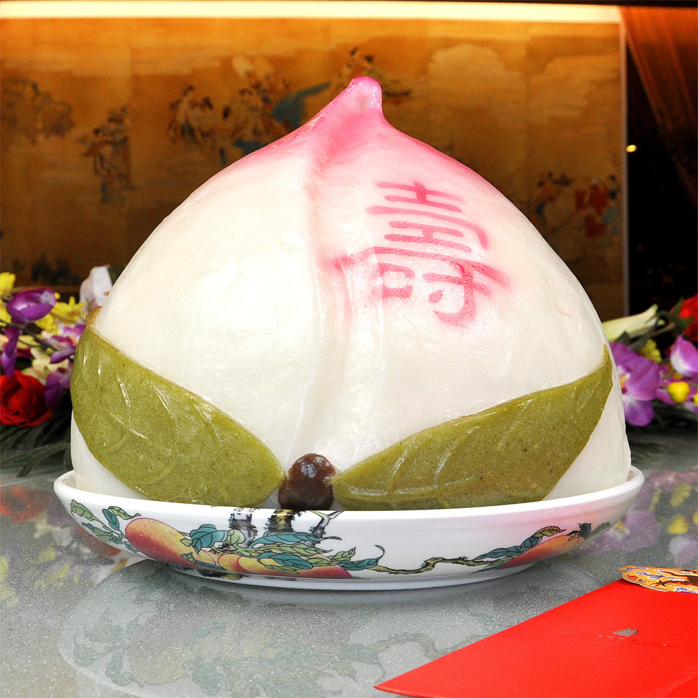 中华寿桃用于节日礼品摆放的场景