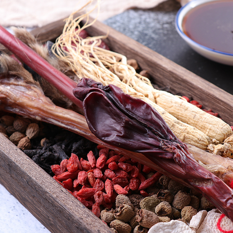 一张中式木质托盘上摆放红参切片、西洋参段、麦冬颗粒、五味子果实,旁边有一杯冲泡好的淡黄色药茶,象征科学搭配养生方案 红参与其他食材搭配示意图