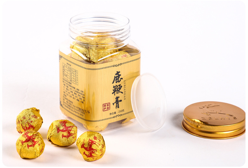 玻璃瓶装深褐色鹿鞭膏,标签清晰标注品牌名称‘长白山鹿鞭膏’、净含量100g、配料表及生产日期,旁边摆放木勺和说明书,背景为中式养生茶桌 鹿鞭膏产品展示图