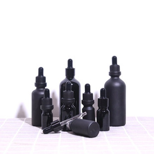 高端护肤品瓶装展示与黑醋栗油滴落实验场景