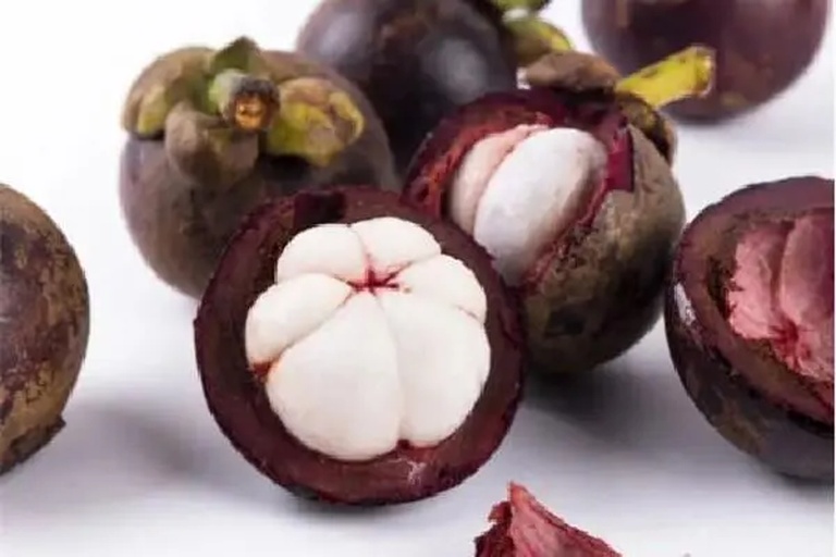 山竹果肉与果壳的特写照片