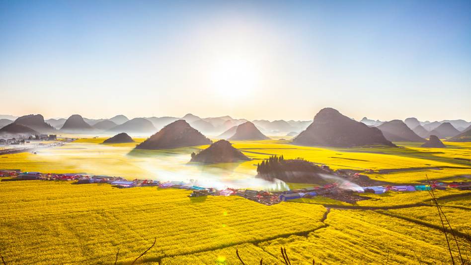 万峰林油菜花节活动现场与产品展销台