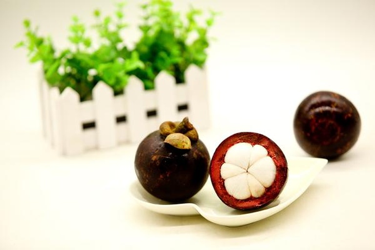 山竹切开食用示意图