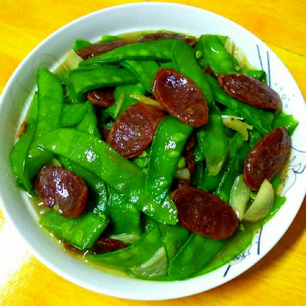 腊排骨与青豌豆的食材准备图