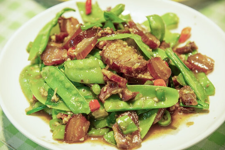 青豌豆炒腊肉成品图