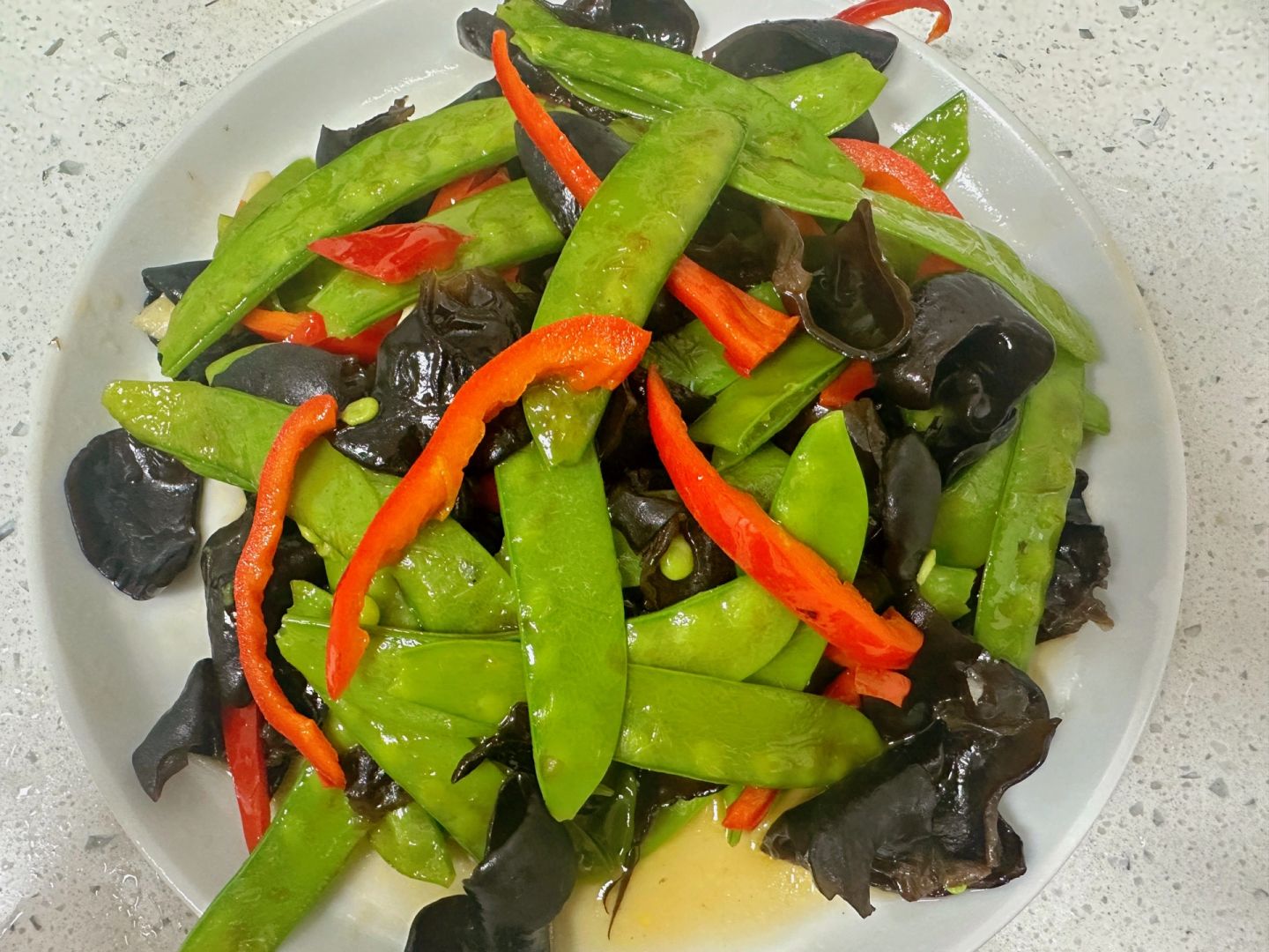 荷兰豆与胡萝卜木耳炒鸡肉的美食图